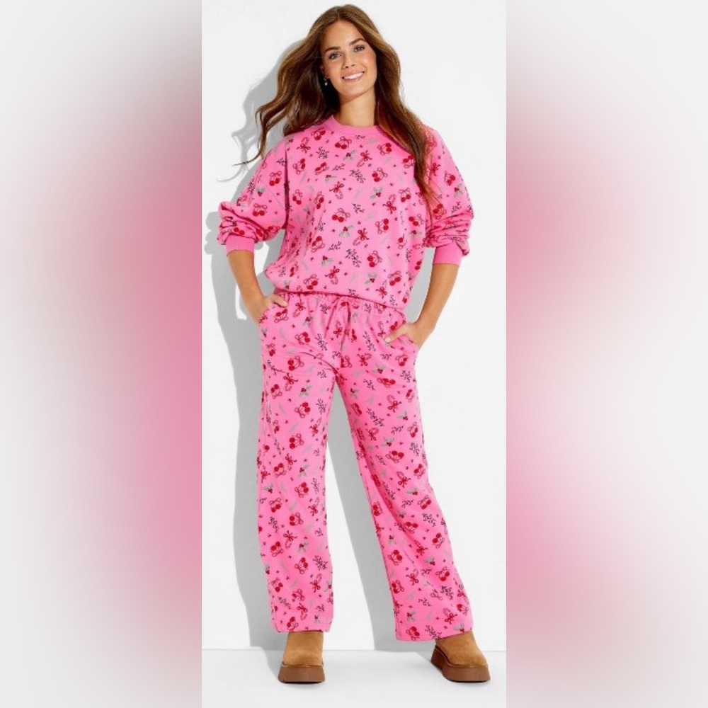 Pink Christmas Holly Lounge jogger set. Top and bottoms.Sold out online💕🎄🎁🥳